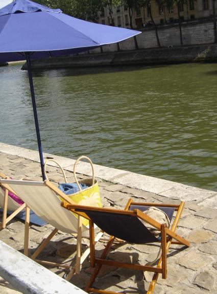 Restaurants and exotic beaches at Quai François Mauriac